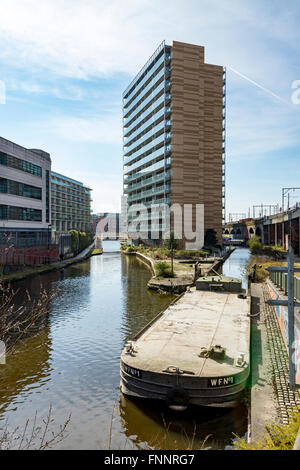 Eines der St. Georges Island Wohnblocks und Bridgewater Canal, Manchester, England, UK Stockfoto