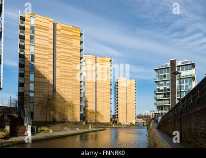 Die St. Georges Island Wohnblöcke aus der Bridgewater Canal Leinpfad, Manchester, England, UK Stockfoto