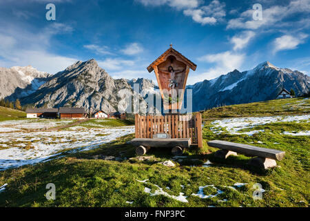 Weg-Seite Kreuz vor Walder Alm und Karwendelgebirge, Tirol, Österreich Stockfoto