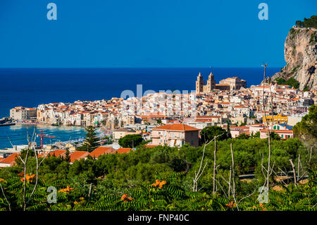 Panoramablick über die Stadt Cefalu, Sizilien, Italien. Stockfoto