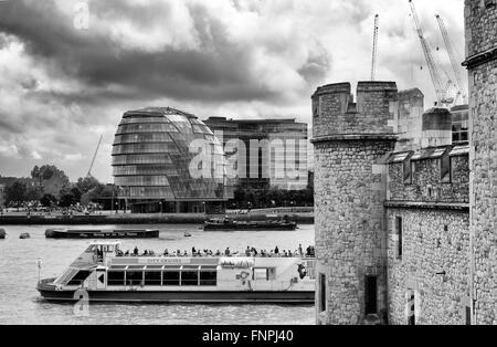 Themse-Szene zeigt London City Council Büros, Ausflugsschiff, Tower von London an einem regnerischen Tag im winter Stockfoto