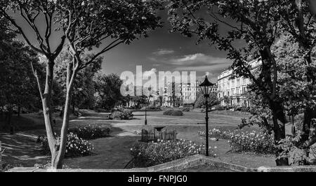 Monochrom Schwarz / Weiß Bild eines Parks in Brighton und Hove UK zeigt, Wohnungen, Mietshäuser, Architektur und flora Stockfoto