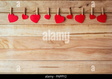 Rotes Papierkarte herzförmig und Holz an den Wänden, Valentine Konzept peg Stockfoto