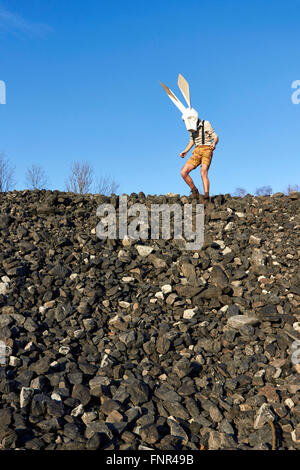 Osterhase in der Geometrick-Maske im Frühjahr rockt Hintergrund Stockfoto