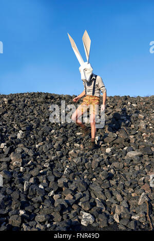 Rock-Osterhase in der Geometrick-Maske im Frühjahr. Stockfoto