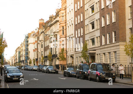 Harley Street, Westminster, London, wurde seit dem 19. Jahrhundert Synonym für private medizinische Versorgung im Vereinigten Königreich. Stockfoto