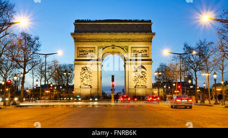 Champs-Elysées Paris Stadt bei Sonnenuntergang - Arc de Triomphe und Champs Elysees Stockfoto