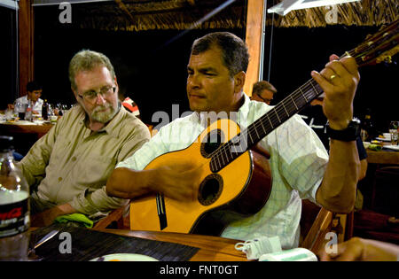 Präsident Rafael Correa Ecuador Serenaden Showmaster Peter Greenberg und seine Crew während des Abendessens nach Tag der Dreharbeiten im Amazonas für Ecuador: The Royal Tour. Stockfoto
