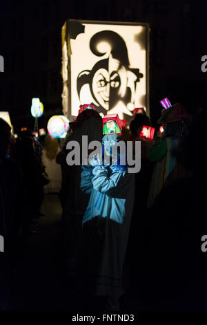 Eines der wichtigsten Laternen einer Basel-Karneval-Gruppe, während der Parade am Montag Morgen 04:00 mit je einem Teilnehmer beleuchtet Stockfoto