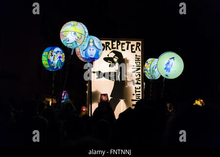 Eines der wichtigsten Laternen einer Basel-Karneval-Gruppe, beleuchtet während der Parade am Montag Morgen 04:00 Stockfoto