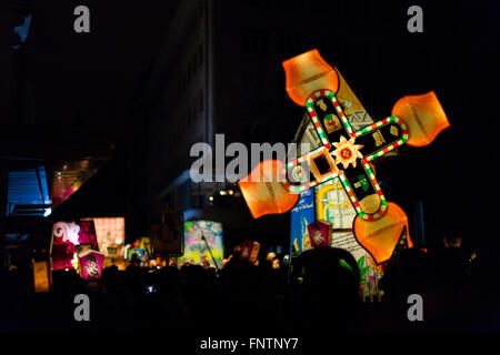 Eines der wichtigsten Laternen einer Basel-Karneval-Gruppe, beleuchtet während der Parade am Montag Morgen 04:00 Stockfoto