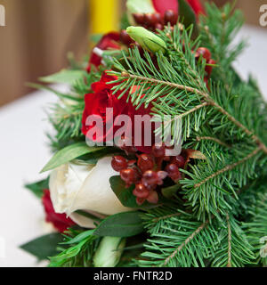 Winter-Brautstrauß Blumen und Tannenzweigen Stockfoto