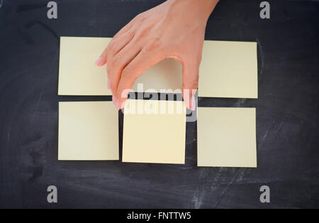 Frau Hand Entsendung leere Klebstoffe Notizen auf Tafel Stockfoto