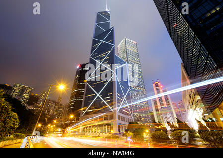 Nachtverkehr im Zentrum von Hongkong. Stockfoto