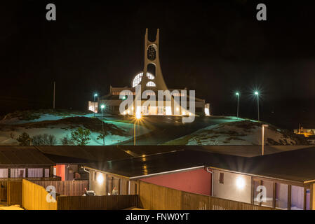 Die Kirche in Stykkisholmur geweiht im Jahr 1980 und gebaut um einen Wal Wirbel ähneln erschossen in der Nacht Stockfoto