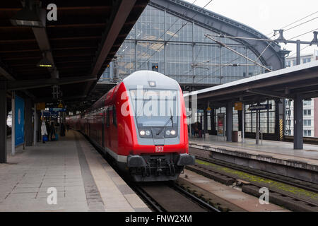 BERLIN, März 10: ein Regionalzug kommt zum Bahnhof "Bahnhof Friedrichstraße" in Berlin am 10. März 2016. Stockfoto