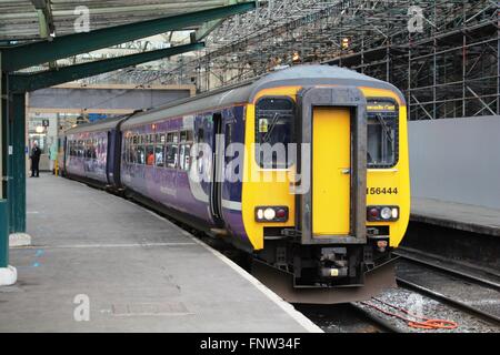 Klasse 156 Diesel Triebzug in Northern rail Livree warten auf einen Passagierservice zu Newcastle Central aufzubrechen. Stockfoto