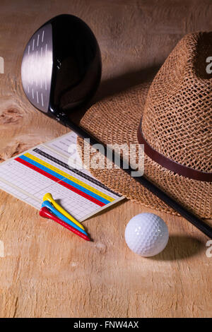 Siesta - Stroh Hut und Golf-Fahrer auf einem Holztisch Stockfoto