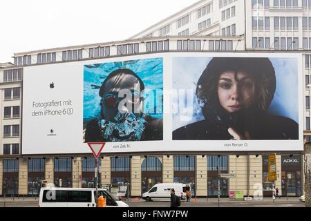 BERLIN, 11.März: riesige Rechnung Board Werbetafel für iPhone 6 s für ein Gebäude im Bau am Potsdamer Platz in B Stockfoto