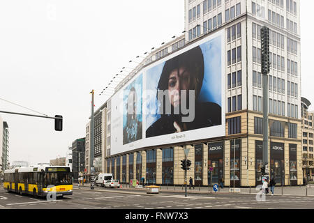 BERLIN, 11.März: riesige Rechnung Board Werbetafel für iPhone 6 s für ein Gebäude im Bau am Potsdamer Platz in B Stockfoto