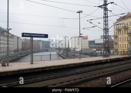 BERLIN, März 10: ein Blick auf die Spree von der Zug-station "Bahnhof Friedrichstraße" in Berlin am 10. März 2016. Stockfoto