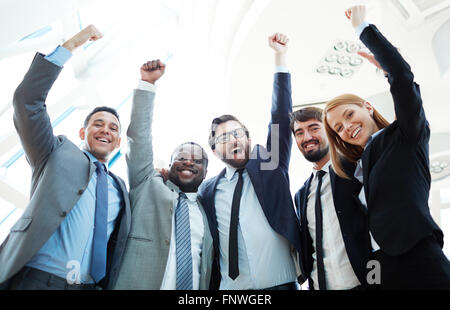 Business-Team Hände erhebend und mit dem Ausdruck triumph Stockfoto