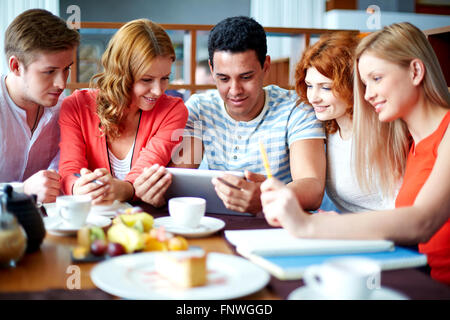 Moderne Jugendliche mit Gadget im café Stockfoto