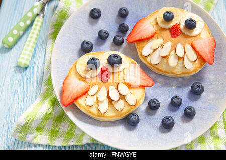 Eule-Pfannkuchen zum Frühstück Kinder Stockfoto