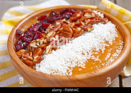 Karotte-Kuchen-Smoothie in eine Schüssel geben Stockfoto