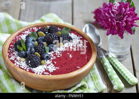 Acai Schüssel mit Beeren Stockfoto