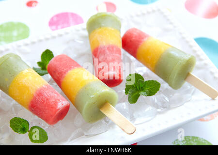 Hausgemachte Püriertes Obst Eis am Stiel Stockfoto