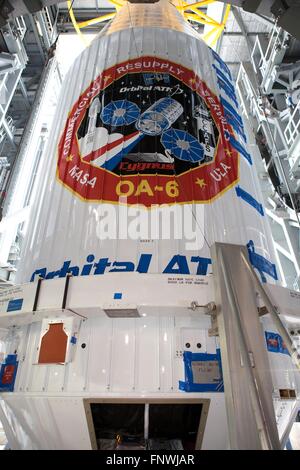 Die Cygnus OA-6-Sonde wird in Position bei Space Launch Complex 41 gebracht, an die Spitze des Wartens United Launch Alliance Atlas V-Rakete am Kennedy Space Center 14. März 2016 in Cape Canaveral, Florida befestigt werden. Das The Cygnus Cygnus soll starten am 22. März, Hardware und Zubehör zur internationalen Raumstation ISS zu liefern. Stockfoto