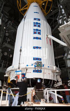 Die Cygnus OA-6-Sonde wird in Position bei Space Launch Complex 41 gebracht, an die Spitze des Wartens United Launch Alliance Atlas V-Rakete am Kennedy Space Center 14. März 2016 in Cape Canaveral, Florida befestigt werden. Die Cygnus soll starten am 22. März, Hardware und Zubehör zur internationalen Raumstation ISS zu liefern. Stockfoto