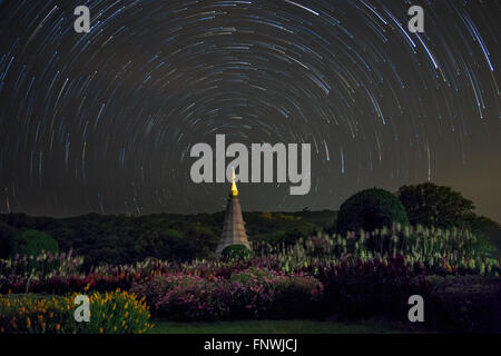 Lange Sterne Wanderwege rund um Polarstern über Tempel, Thailand Stockfoto