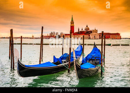 Venedig Italien. Gondeln festgemacht von Piazza San Marco mit San Giorgio di Maggiore Kirche im Hintergrund - Venezia, Europa. Stockfoto