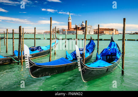 Venedig Italien. Gondeln festgemacht von Piazza San Marco mit San Giorgio di Maggiore Kirche im Hintergrund - Venezia, Europa. Stockfoto