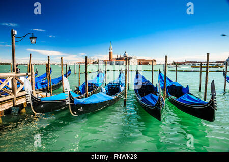 Venedig Italien. Gondeln festgemacht von Piazza San Marco mit San Giorgio di Maggiore Kirche im Hintergrund - Venezia, Europa. Stockfoto