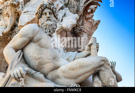 Rom, Italien. Detail der Fontana dei Quattro Fiumi mit Ganges-Flüsse-Statue. Piazza Navona ist einer der berühmtesten Plätze Roms Stockfoto