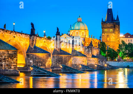 Prag, Tschechische Republik. Nacht-Ansicht mit Moldau, Karlsbrücke und Stare Mesto alten Stadtturm. Twilight-Bild von Böhmen c Stockfoto