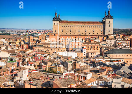 Toledo, Spanien. Alcazar Blick in alte Stadt auf einem Hügel über den Fluss Tejo, Kastilien-La Mancha mittelalterliche Attraktion der Espana. Stockfoto