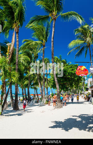 Touristen auf Station 2 Hauptstrand beschäftigt Shop Restaurant Straße Inboracay Insel Philippinen Stockfoto