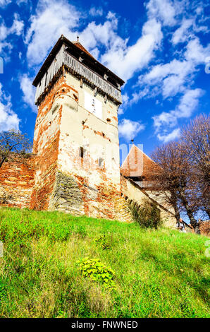 Siebenbürgen, Rumänien. Mittelalterlichen ländlichen Landschaft mit Kirchenburgen. Alma Vii christliche Festung wurde im 16. Jahrhundert erbaut. Stockfoto