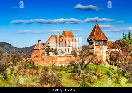 Siebenbürgen, Rumänien. Mittelalterlichen ländlichen Landschaft mit Kirchenburgen. Alma Vii christliche Festung wurde im 16. Jahrhundert erbaut. Stockfoto