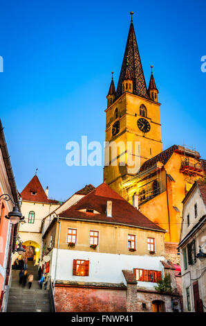 Sibiu, Rumänien. Evangelische Kirche, erbaut im Jahre 1530 Huetplatz, gesehen vom mittelalterlichen Unterstadt Stadt, Transylvania. Stockfoto