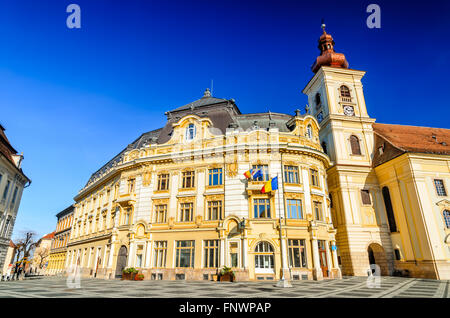 Sibiu, Rumänien. Großer Platz mit Rathaus, majestätischen Attraktion von Transylvania mittelalterliche Stadt. Stockfoto