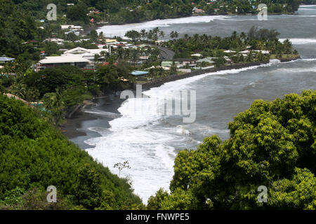 Tahara Belvedere, Gesellschaftsinseln, Französisch-Polynesien, Tahiti Nui, Süd-Pazifik. Blick auf Lafayette schwarzen Sand Strand von Punkt de Stockfoto