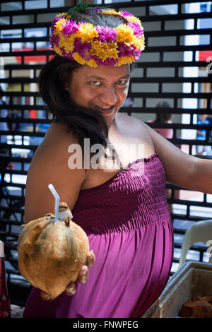 Frau Coconout Verkäufer bei Papeete Municipal bedeckt, Markt, Papeete, Tahiti, Französisch-Polynesien, Tahiti Nui, Gesellschaftsinseln, Frenc Stockfoto