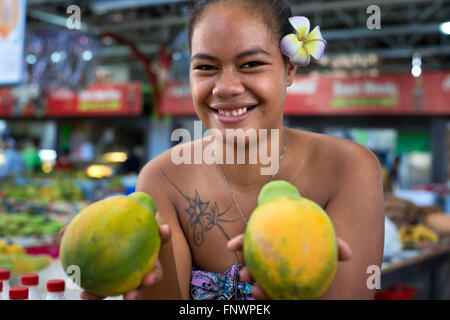 Frau Obst-Verkäufer bei Papeete Municipal bedeckt, Markt, Papeete, Tahiti, Französisch-Polynesien, Tahiti Nui, Gesellschaftsinseln, Französisch P Stockfoto