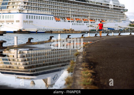 Frau läuft vor MS Marina im Hafen von Papeete angedockt. Tahiti, Französisch-Polynesien, Papeete Hafen, Tahiti Nui, Gesellschaft Stockfoto