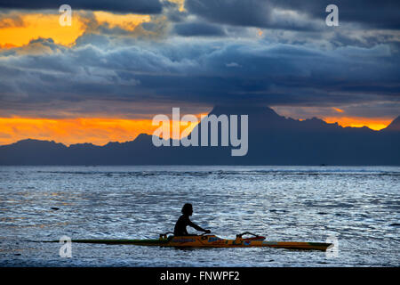 Rudern bei Sonnenuntergang in Französisch-Polynesien, Tahiti Nui, Gesellschaftsinseln, Französisch-Polynesien, Tahiti, Südsee. Stockfoto